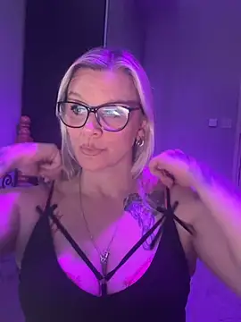 Curvy-Cleo online show from 18, 4, 2026