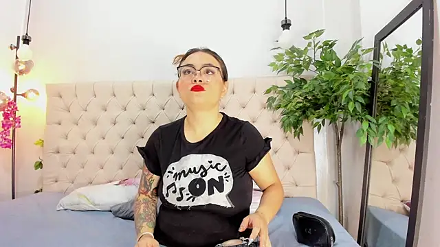Mia Collivens online show from 26, 9, 2025