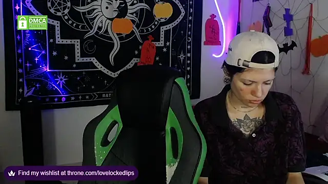 lovelockedlips online show from 4, 11, 2025