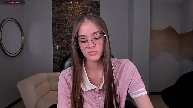 MaiaCollins online show from 4, 10, 2025