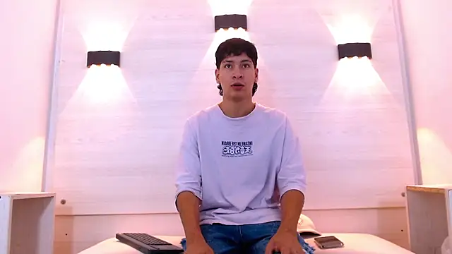 Jhojan twink online show from 27, 11, 2025