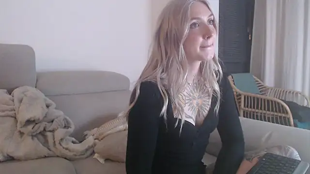 Snapshot of tattoobbgirl chatting on 26, 11, 2025 tattoobbgirl online show from 26, 11, 2025