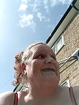 Snapshot of MissQueenBeex chatting on 10, 4, 2026 MissQueenBeex online show from 10, 4, 2026