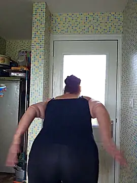 Snapshot of MissQueenBeex chatting on 14, 4, 2026 MissQueenBeex online show from 14, 4, 2026