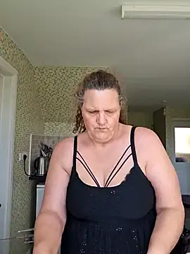 Snapshot of MissQueenBeex chatting on 16, 4, 2026 MissQueenBeex online show from 16, 4, 2026