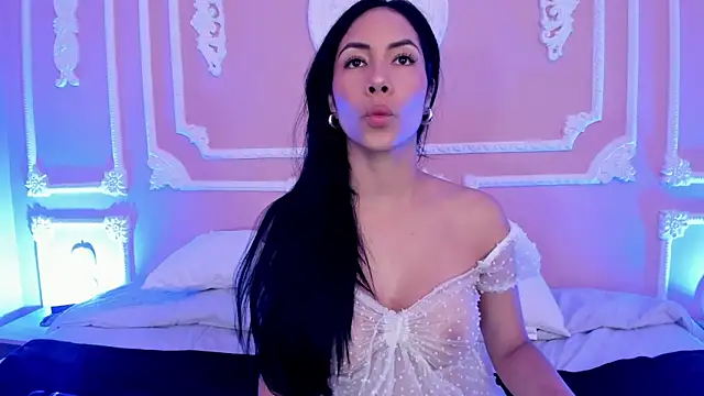 ArianaReynoldss online show from 8, 9, 2025