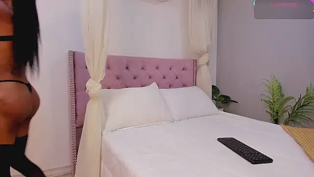 MelanieMiller  online show from 11, 11, 2025