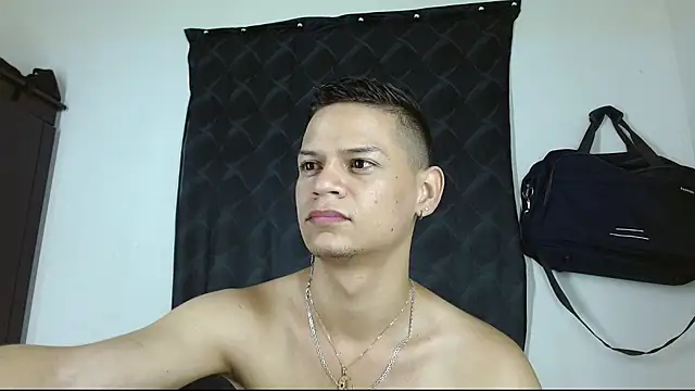 Snapshot of axce1_boy24 chatting on 17, 10, 2025 axce1 boy24 online show from 17, 10, 2025