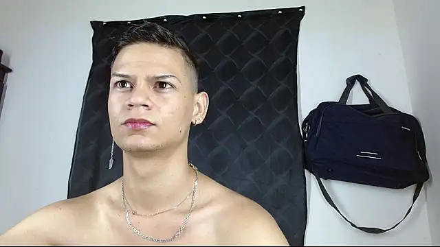 Snapshot of axce1_boy24 chatting on 28, 10, 2025 axce1 boy24 online show from 28, 10, 2025