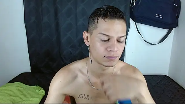 Snapshot of axce1_boy24 chatting on 20, 11, 2025 axce1 boy24 online show from 20, 11, 2025