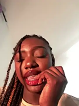 Snapshot of alissradiante1 chatting on 1, 3, 2026 alissradiante1 online show from 1, 3, 2026