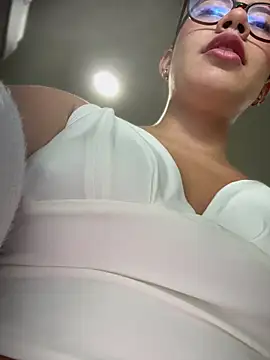 Snapshot of sara_calderon chatting on 27, 5, 2026 sara calderon online show from 27, 5, 2026