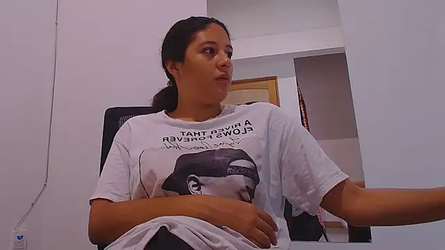 Snapshot of Aria_Arthur chatting on 10, 9, 2025 Aria Arthur online show from 10, 9, 2025