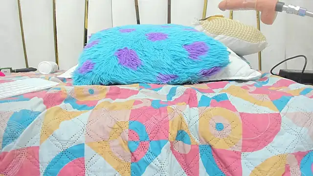 juliette pretty  online show from 16, 12, 2025