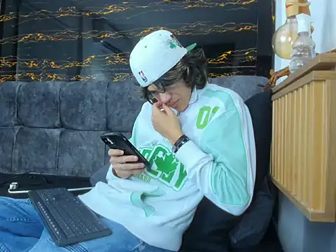 Diamond twink online show from 18, 2, 2026