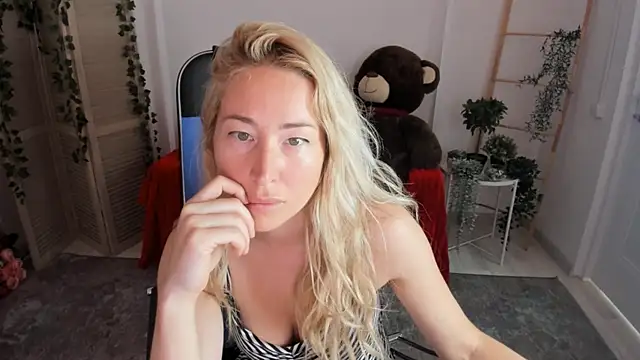 Snapshot of AstraMonroe chatting on 22, 7, 2026 AstraMonroe online show from 22, 7, 2026