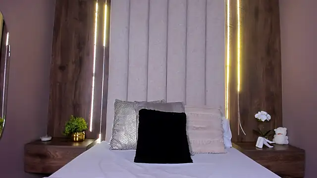 LucySalvatore  online show from 13, 9, 2025