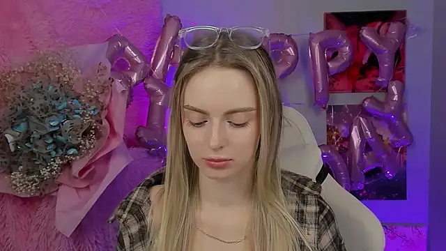 Snapshot of JuliaBrewwer chatting on 11, 9, 2025 JuliaBrewwer online show from 11, 9, 2025