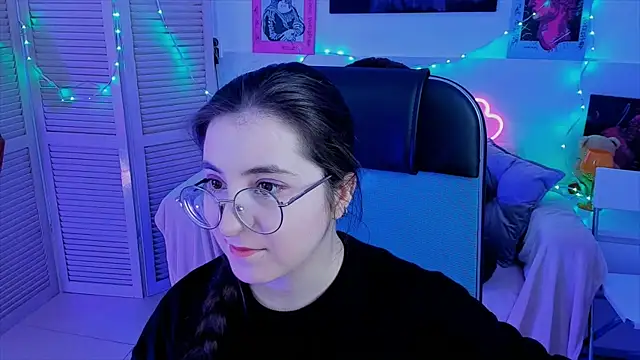 Snapshot of VirtuallVoyant chatting on 10, 9, 2025 VirtuallVoyant online show from 10, 9, 2025