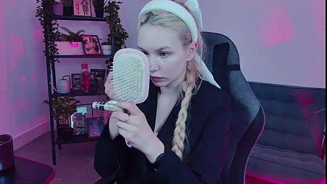 AvaDaviis online show from 9, 9, 2025