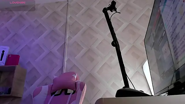 Clhoe Johnson online show from 24, 10, 2025