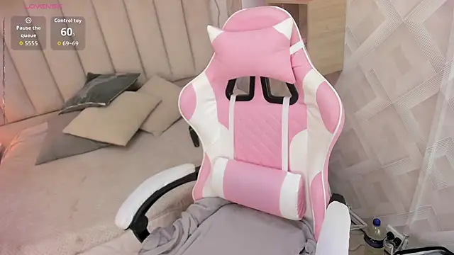 Clhoe Johnson online show from 22, 12, 2025