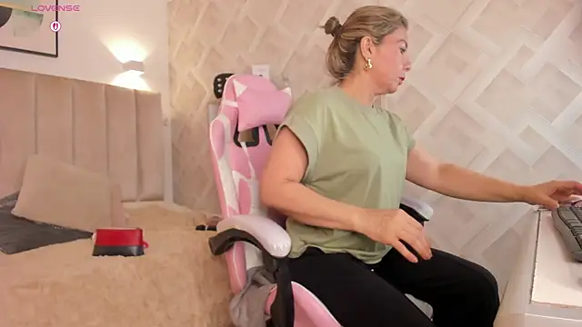 Clhoe Johnson online show from 11, 4, 2026