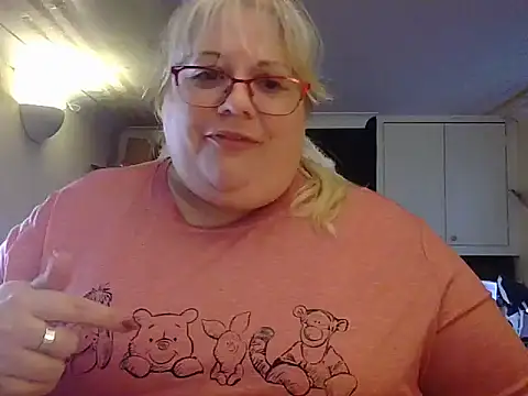 Snapshot of Kinkyhousewife83 chatting on 8, 10, 2025 Kinkyhousewife83 online show from 8, 10, 2025