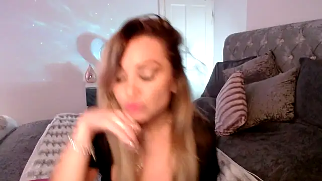 Snapshot of AngeleyesUK chatting on 23, 10, 2025 AngeleyesUK online show from 23, 10, 2025