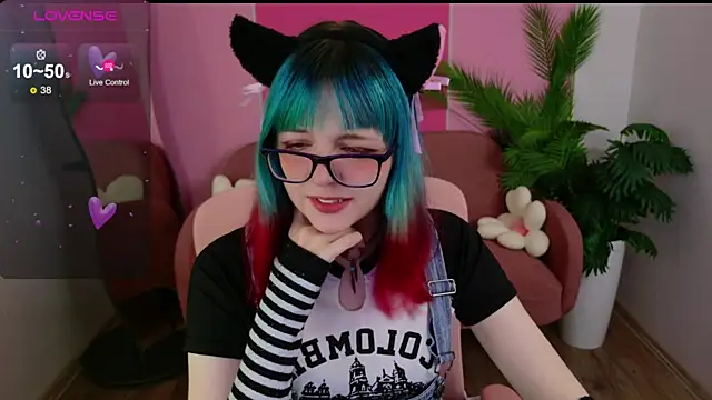 Snapshot of CoralineYoung chatting on 24, 10, 2025 CoralineYoung online show from 24, 10, 2025
