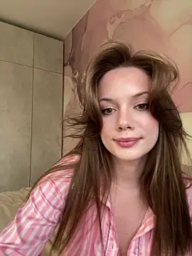 Snapshot of Rosie_Holmes_ chatting on 4, 10, 2025 Rosie Holmes  online show from 4, 10, 2025