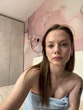 Snapshot of Rosie_Holmes_ chatting on 4, 11, 2025 Rosie Holmes  online show from 4, 11, 2025