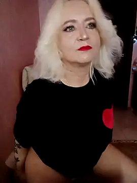 SquirtMilf00 online show from 5, 3, 2026