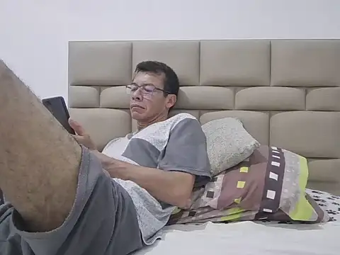 skinnylatino51 online show from 16, 4, 2026