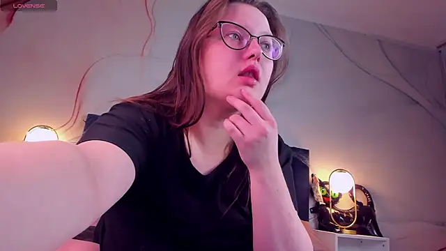 HelenDanvers online show from 6, 11, 2025