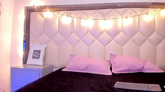 Snapshot of Scarletbigbug chatting on 11, 2, 2026 Scarletbigbug online show from 11, 2, 2026