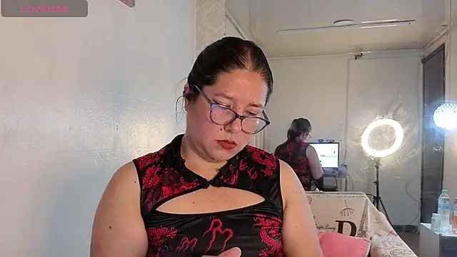 Snapshot of scarlett_widow_ chatting on 16, 5, 2026 scarlett widow online show from 16, 5, 2026