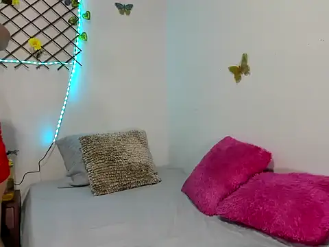 Snapshot of TamiDesire chatting on 13, 10, 2025 TamiDesire online show from 13, 10, 2025