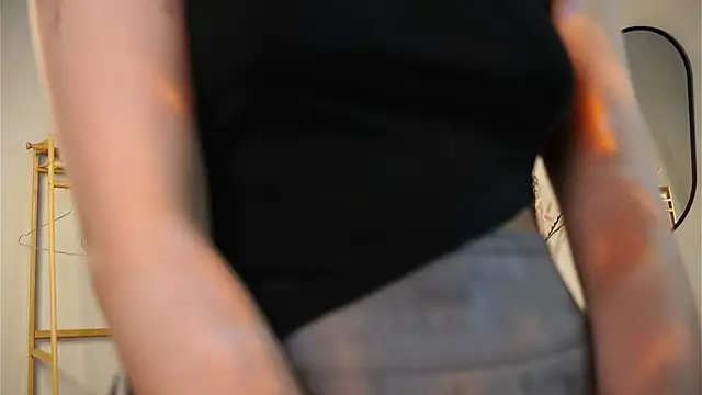 Snapshot of MoiraEger chatting on 5, 12, 2025 MoiraEger online show from 5, 12, 2025