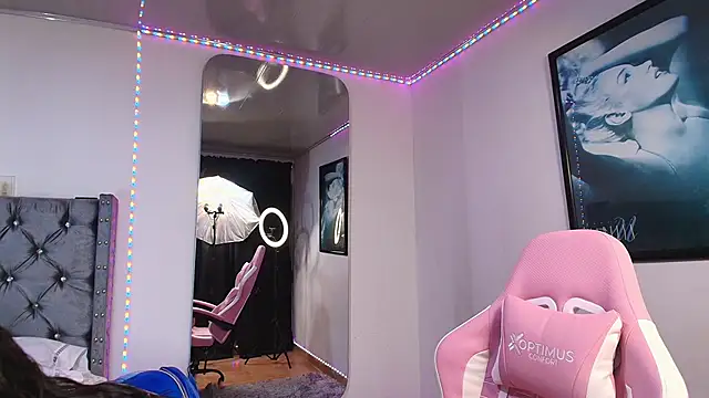 GraceWallace  online show from 13, 11, 2025