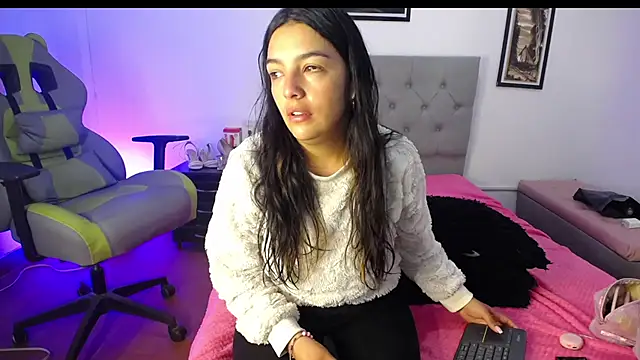 Esmeraldaa- online show from 4, 10, 2025