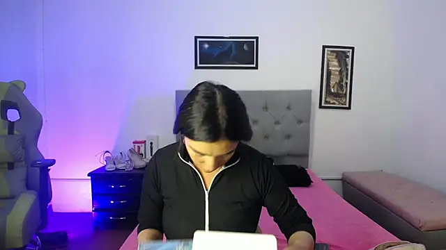 Esmeraldaa- online show from 5, 10, 2025