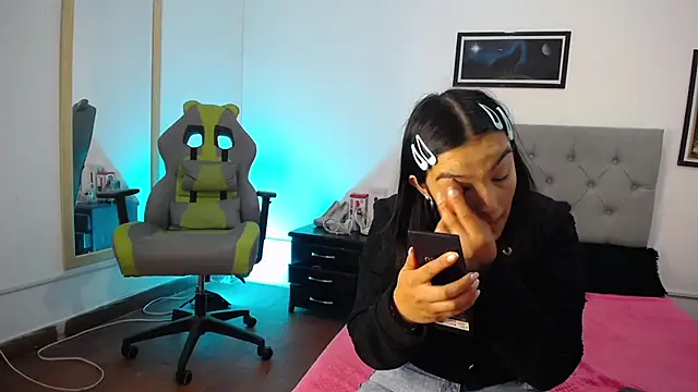 Esmeraldaa- online show from 8, 10, 2025