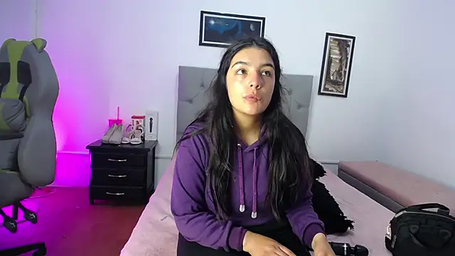 Esmeraldaa- online show from 18, 10, 2025