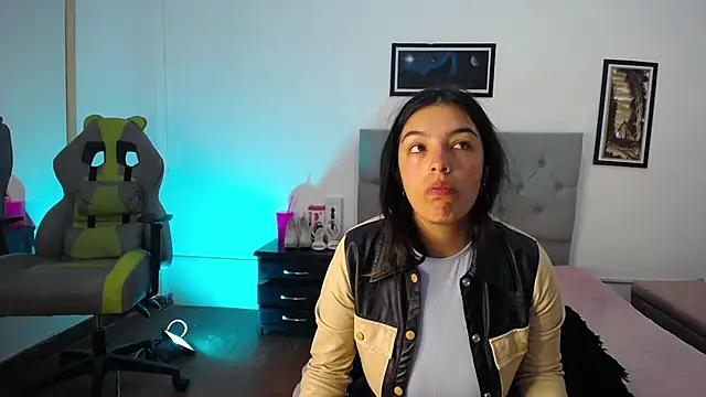 Esmeraldaa- online show from 23, 10, 2025