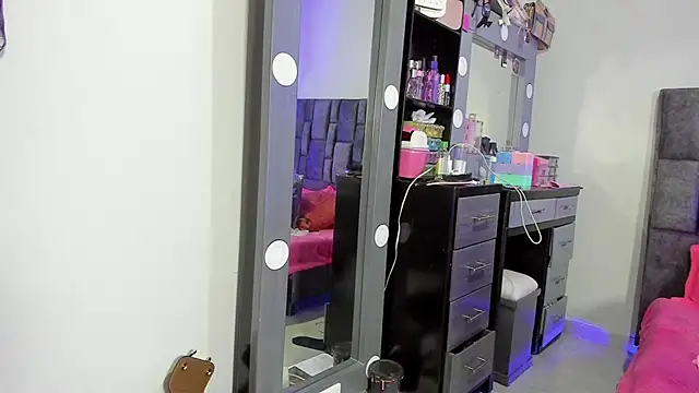 Esmeraldaa- online show from 5, 12, 2025