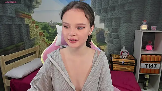 Snapshot of EmilyChaves chatting on 18, 10, 2025 EmilyChaves online show from 18, 10, 2025