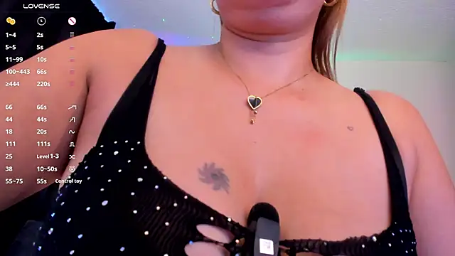 luciamature  online show from 15, 10, 2025