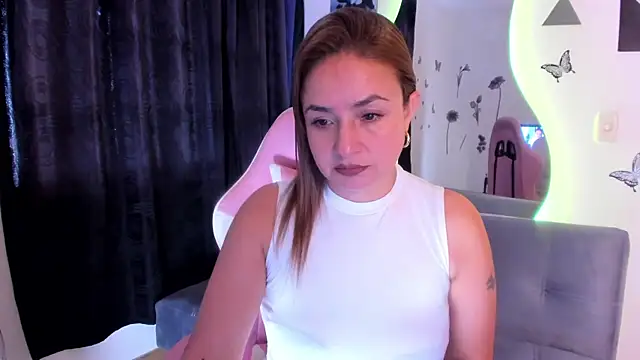 luciamature  online show from 11, 11, 2025