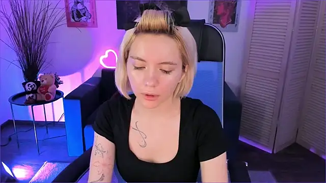 AuroraWrenfield online show from 3, 12, 2025